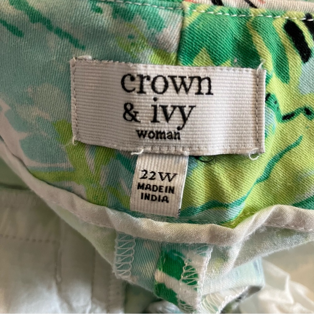 Crown & Ivy green shorts with scalloped hem and sailboat print. Size: 22 - Picture 6 of 6
